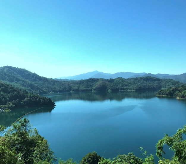 Foto lago acima da barragem de bang lang com uma área adjacente ao santuário de vida selvagem hala-bala