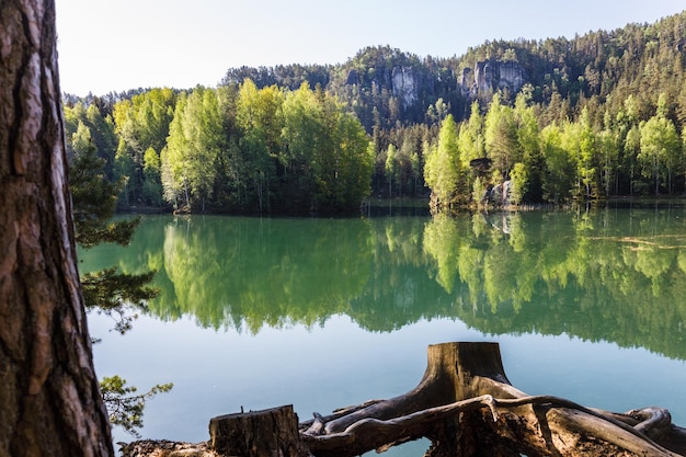 Lago Adrspach na Reserva Natural das Rochas Adrspach-Teplice, República Checa