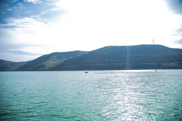 Foto un lago con agua azul, las montañas son visibles a lo lejos. lago abrau, abrau durso. foto de alta calidad