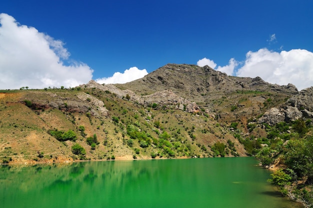 Lago con agua azul ubicado entre montañas