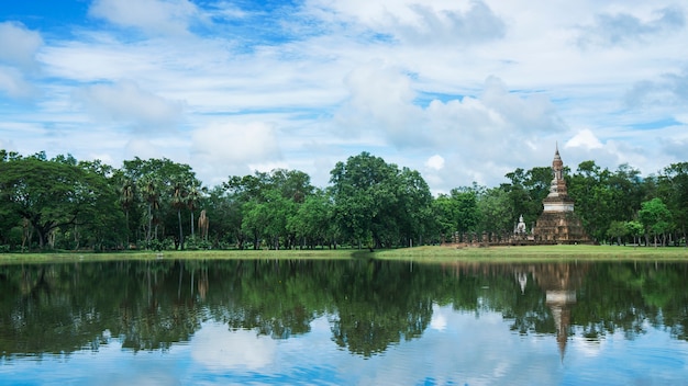 el lago de agua con budista monumento antiguo edificio y pastizales de naturaleza