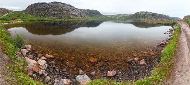 Lago de agua limpia y fresca a orillas del mar de Barents. Península de Kola, Rusia.