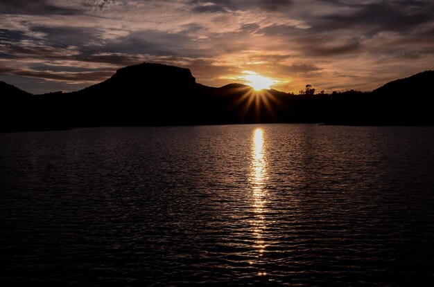 Lago de agua oscura en Gran Canaria Islas Canarias España