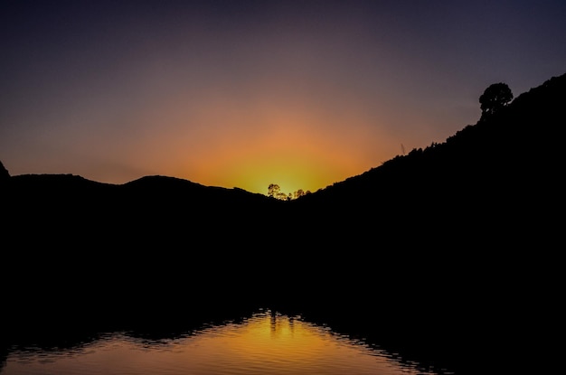 Lago de agua oscura en Gran Canaria Islas Canarias España