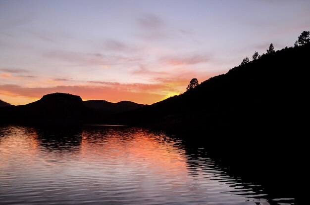 Lago de agua oscura en Gran Canaria Islas Canarias España