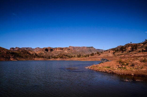 Lago de aguas oscuras en Gran Canaria