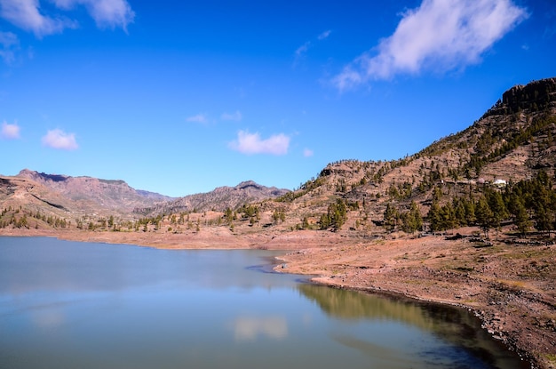 Lago de aguas oscuras en Gran Canaria