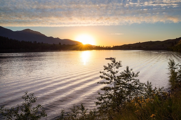 lago al atardecer