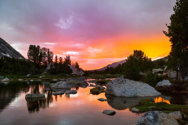 lago al atardecer