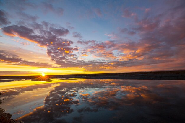 lago al atardecer