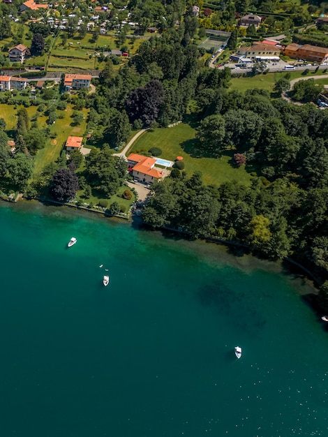 un lago con algunos barcos en él y una casa en el fondo