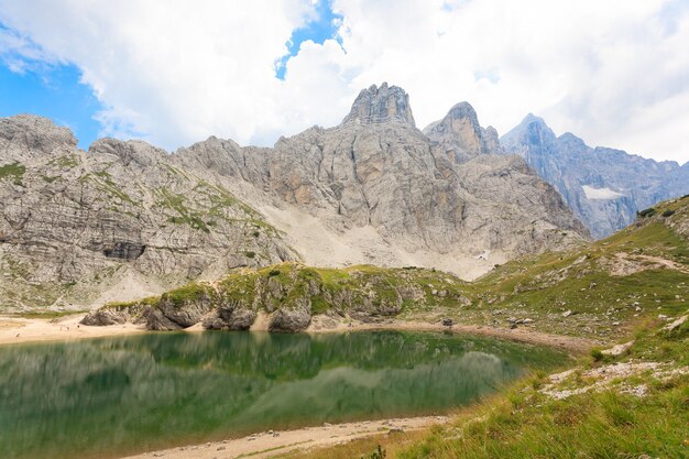 Lago alpino en los Alpes italianos, dolomita, trekking