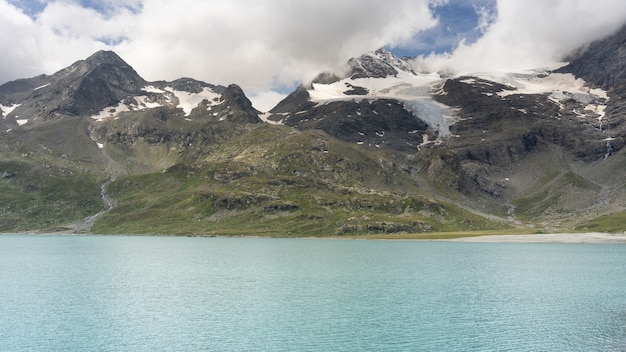 Lago alpino en los Alpes