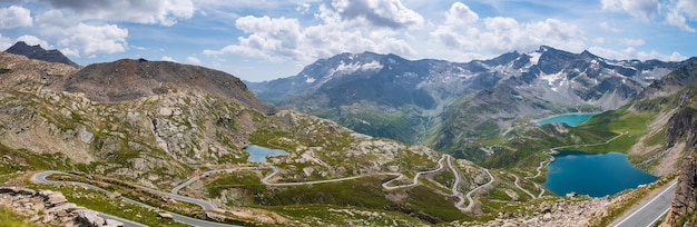 Lago alpino azul idílico no alto das montanhas, paisagem cênica terreno rochoso em alta altitude nos alpes, vista panorâmica