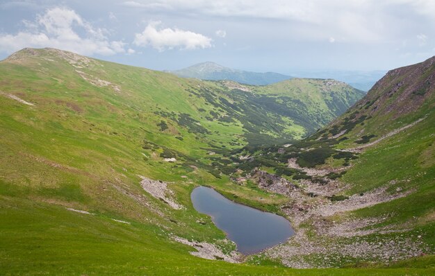 Lago alpino Brebeneckul en barranco de montaña de verano (Ucrania, Chornogora Ridge, Cárpatos)