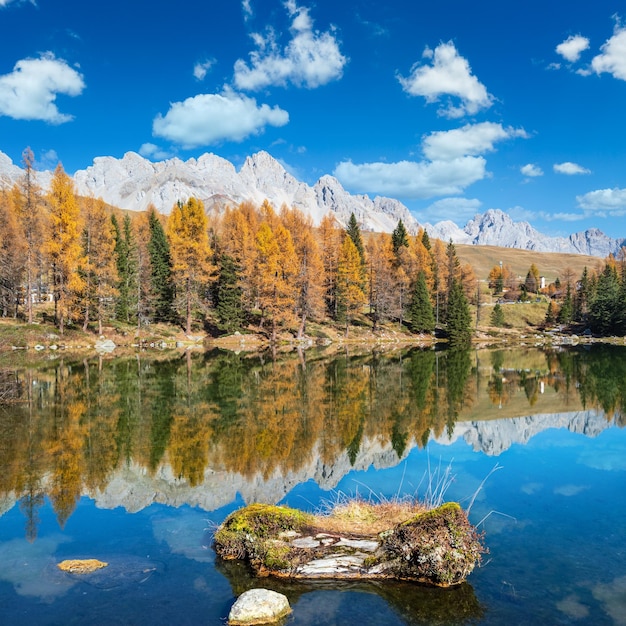 Foto lago alpino da montanha do outono perto de san pellegrino pass trentino dolomites alps itália