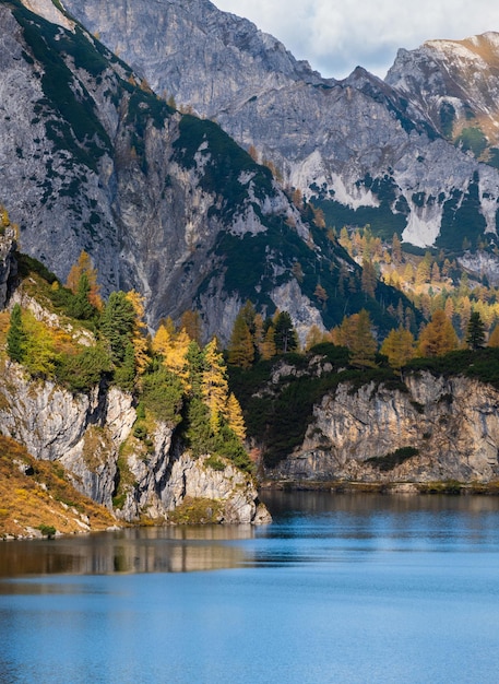 Lago alpino de outono ensolarado Tappenkarsee e montanhas rochosas acima de Kleinarl Land Salzburg Áustria