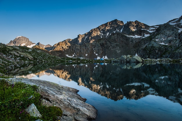 Lago alpino entre as rochas, Arhyz, Federação Russa