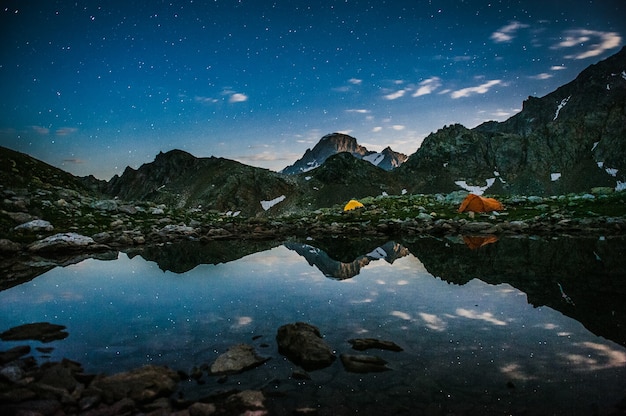 Lago alpino entre as rochas, Arhyz, Federação Russa