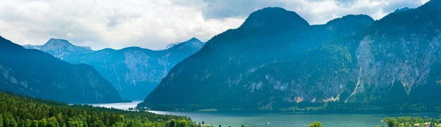 Lago alpino lindo verão vista panorâmica de hallstatter (áustria). três tiros costuram a imagem.