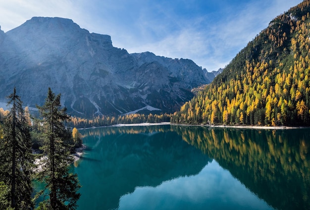 Lago alpino pacífico do outono Braies ou Pragser Wildsee FanesSennesPrags national park Tirol do Sul Dolomitas Alpes Itália Europa