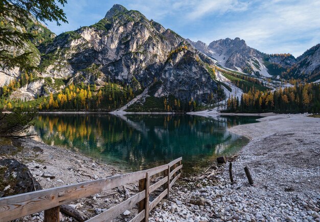 Lago alpino pacífico do outono Braies ou Pragser Wildsee FanesSennesPrags parque nacional Tirol do Sul Dolomitas Alpes Itália Europa Pitoresca viagem sazonal e cena de conceito de beleza natural