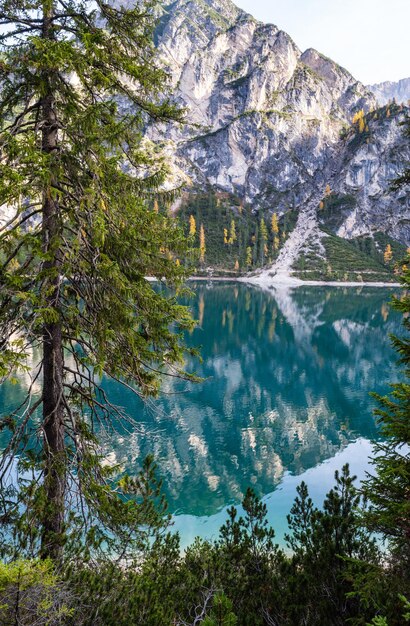 Lago alpino pacífico do outono Braies ou Pragser Wildsee FanesSennesPrags parque nacional Tirol do Sul Dolomitas Alpes Itália Europa Pitoresca viagem sazonal e cena de conceito de beleza natural