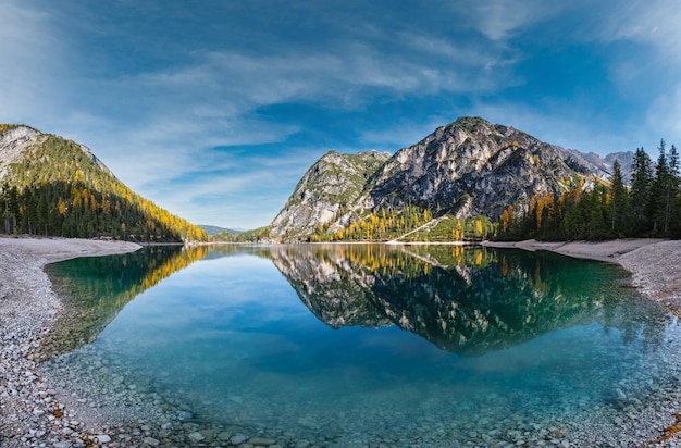 Lago alpino pacífico do outono Braies ou Pragser Wildsee FanesSennesPrags parque nacional Tirol do Sul Dolomitas Alpes Itália Europa Pitoresca viagem sazonal e cena de conceito de beleza natural