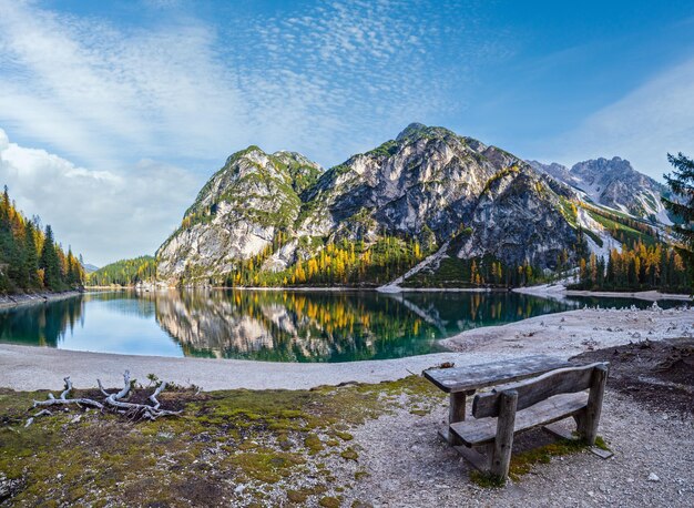 Lago alpino pacífico do outono Braies ou Pragser Wildsee FanesSennesPrags parque nacional Tirol do Sul Dolomitas Alpes Itália Europa Pitoresca viagem sazonal e cena de conceito de beleza natural