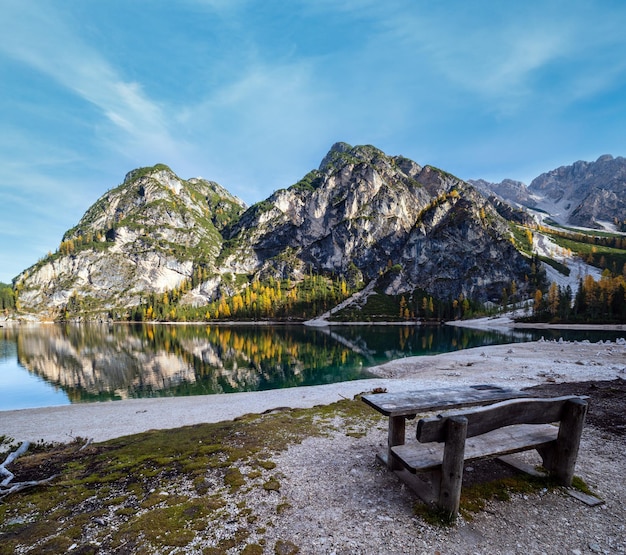 Lago alpino pacífico do outono Braies ou Pragser Wildsee FanesSennesPrags parque nacional Tirol do Sul Dolomitas Alpes Itália Europa Pitoresca viagem sazonal e cena de conceito de beleza natural