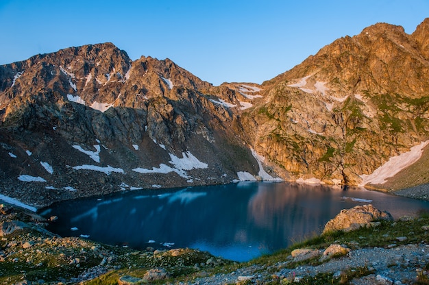 Lago alpino entre las rocas, Arhyz, Federación de Rusia