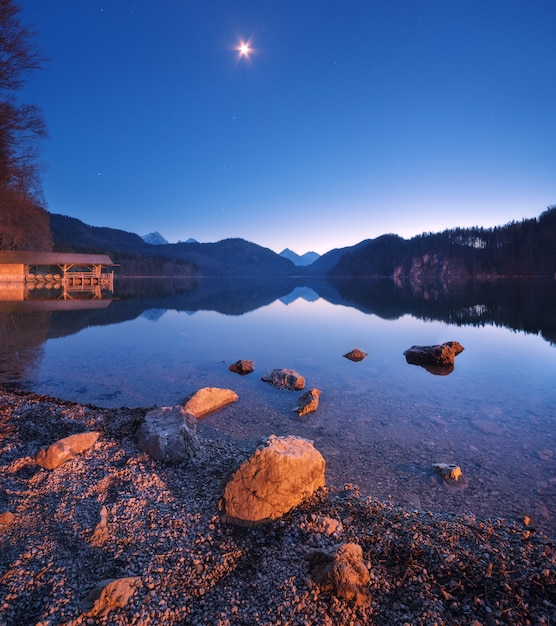 Lago Alpsee en Alemania en la noche en primavera