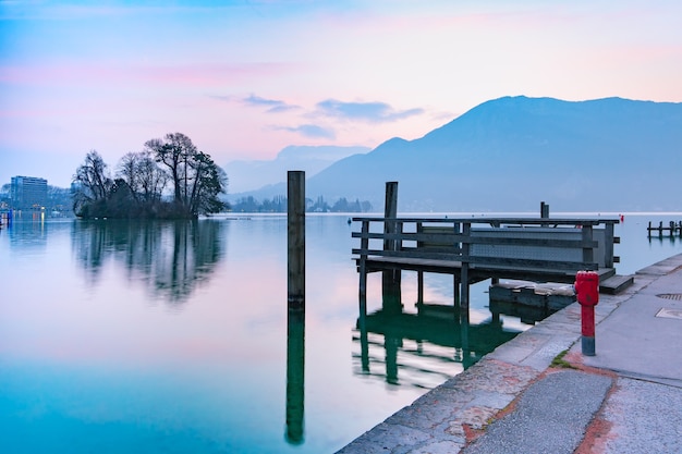 El lago de annecy y las montañas de los alpes al amanecer francia venecia de los alpes francia