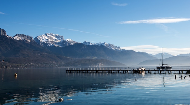 Lago de Annecy en otoño bajo un cielo azul