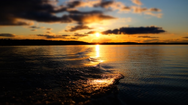 Lago ao pôr do sol com belas ondulações na água