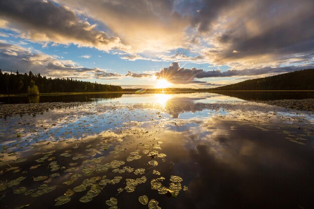 Lago ao pôr do sol