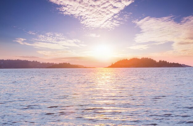 Lago ao pôr do sol