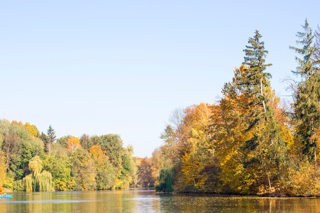 Lago y árboles en el parque otoño