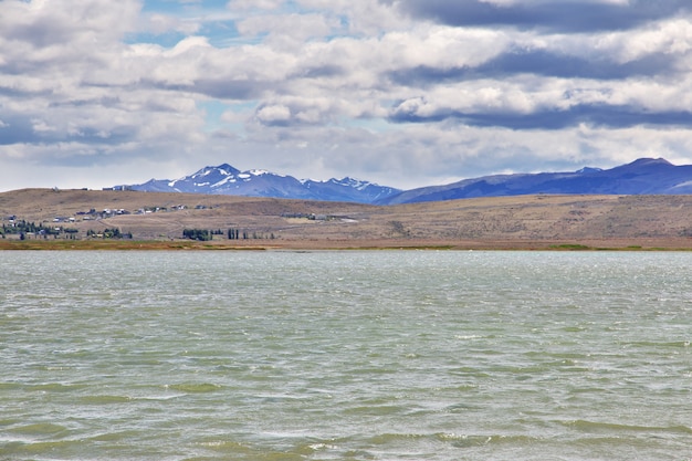 Foto lago argentino em laguna nimez, el calafate, patagônia, argentina