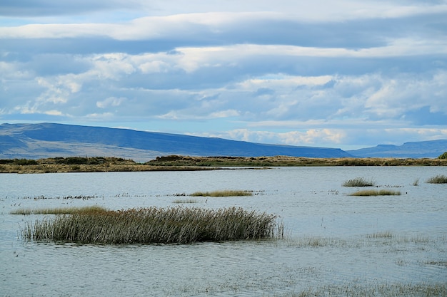 Lago Argentino o Lago Argentino bajo el cielo nublado de El Calafate, Patagonia, Argentina