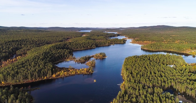 Lago ártico Sotkajarvi en Laponia