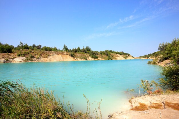 Lago artificial formado no local de pedreiras de calcário. Bielo-Rússia