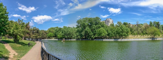 Lago artificial en el parque Liberty de Odessa Ucrania