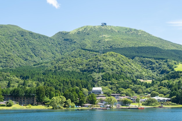 Lago Ashinoko con el teleférico de Komagatake en la cima de la montaña de la ciudad de Hakone, prefectura de Kanagawa, Japón