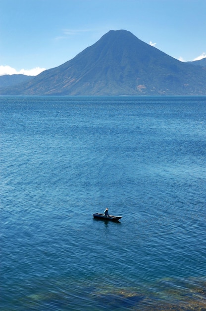 Lago Atitlan vulcânico na Guatemala