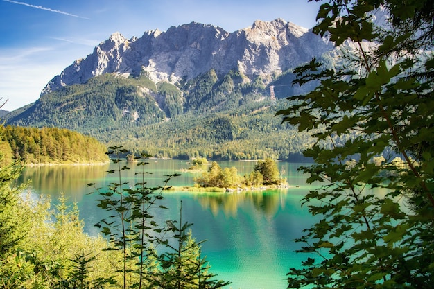 lago azul en los alpes de alemania