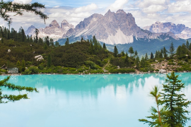 Lago azul en los Alpes