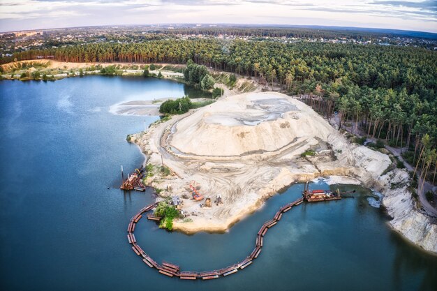 Lago azul, bosque de pinos y gran ciudad