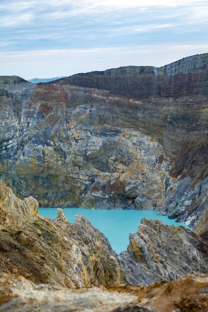 Foto lago azul en un cráter