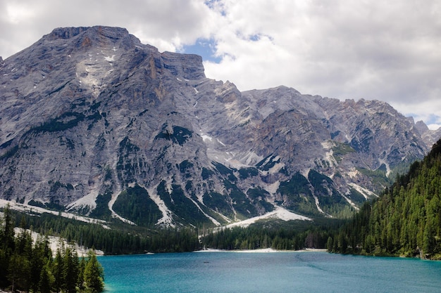 Lago azul cristalino com majestosas montanhas rochosas nas Dolomitas italianas